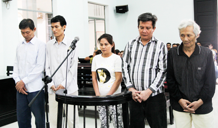 Từ trái qua, các bị cáo: Quỳnh, Hòa, Đông, Dương, Nghị