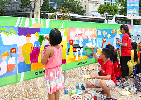 Ngoài hoạt động triển lãm và vẽ tranh theo chủ đề, đây còn là dịp để hàng trăm em nhỏ thể hiện khả năng hội họa của mình thông qua hoạt động vẽ tự do.