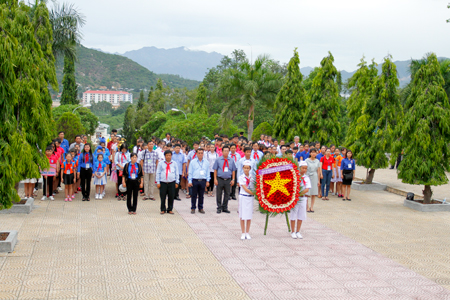 Các đoàn viếng Nghĩa trang liệt sĩ Hòn Dung