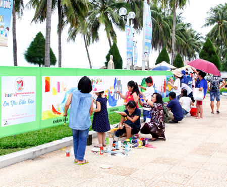 Các em thiếu nhi cùng nhau vẽ một bức tranh dài 75m