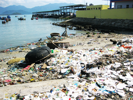 Rác ngập cảng cá Vĩnh Lương