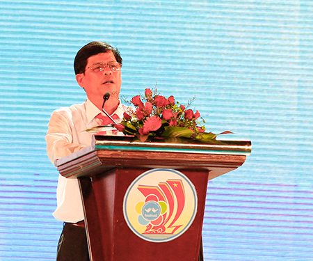 Ông Nguyễn Tấn Tuân đại diện lãnh đạo địa phương phát biểu khai mạc Festival