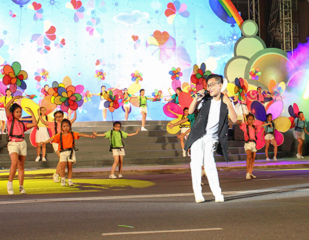 Á quân Giọng hát Việt nhí năm 2015 biểu diễn tại đêm khai mạc