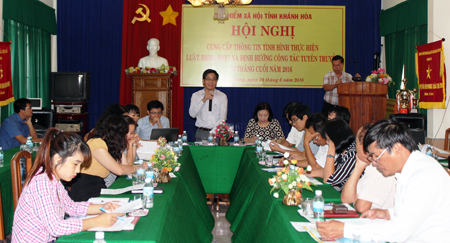 Đại điện Bảo hiểm xã hội tỉnh Khánh Hòa cung cấp thông tin về tình hình thực hiện bảo hiểm xã hội cho các cơ quan báo chí.