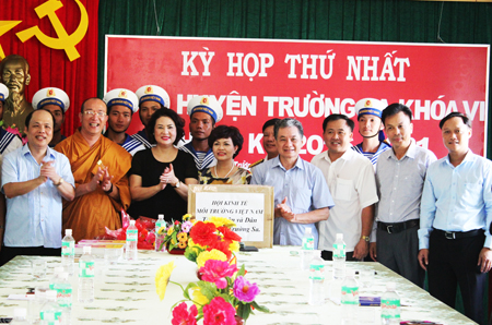 Tặng 100 triệu đồng cho quân, dân Trường Sa