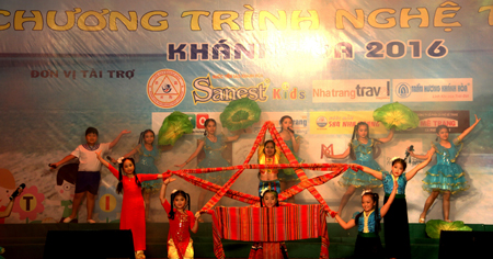 Tiết mục múa của các em Nhà Thiếu nhi tỉnh Sơn La