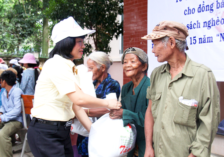 Đại diện Công đoàn Khối các cơ quan Đảng trao quà cho người dân thị trấn Tô Hạp
