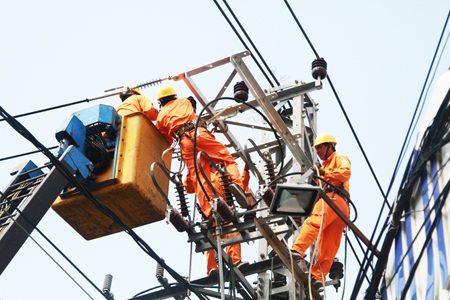 Công nhân Công ty Cổ phần Điện lực Khánh Hòa sửa điện tại TP. Nha Trang