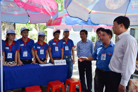 Ngày 29-6, ông Lê Quốc Phong - Ủy viên dự khuyết Trung ương Đảng, Bí thư thứ nhất Trung ương Đoàn đến thăm hỏi, kiểm tra tình hình tiếp sức mùa thi tại các điểm thi