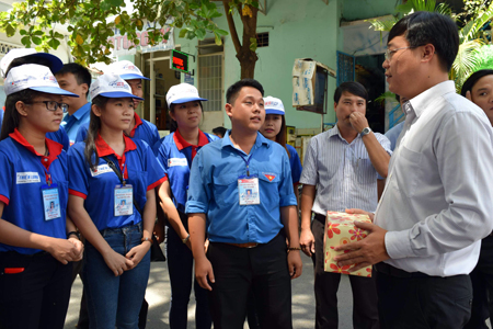 Ông Lê Quốc Phong động viên các tình nguyện viên