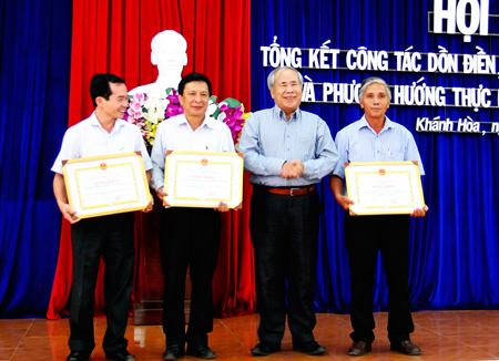 Đồng chí Đào Công Thiên trao bằng khen cho tập thể và cá nhân xuất sắc