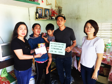 Đại diện Báo Khánh Hòa và Quỹ Thu Vy Nha Trang trao tiền ủng hộ cho gia đình cháu Nguyễn Thiên Phước