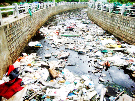 Con mương ô nhiễm