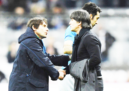 Joachim Loew (phải) bắt tay Antonio Conte sau trận giao hữu Đức thắng Italia 4-1 vào cuối tháng 3