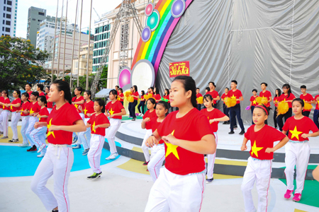 Các tình nguyện viên TP. Nha Trang hướng dẫn cho mọi người nhảy