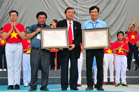 Tổ chức Kỷ lục Việt Nam trao chứng nhận xác lập kỷ lục