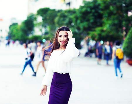 Á hậu Khánh Phương gây ấn tượng với những khuôn hình trẻ trung trên phố