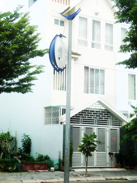 Đèn đường sắp rớt nguy hiểm