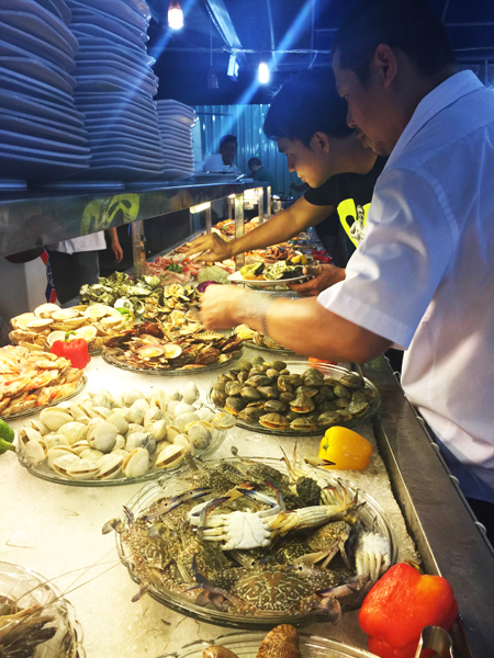 Ăn buffet trong vườn nướng BBQ