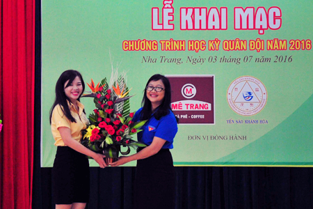 Ban tổ chức tặng hoa tri ân các nhà tài trợ