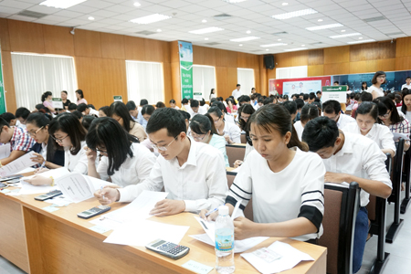 Các thí sinh tham gia thi tuyển.