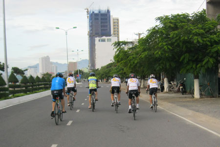 Nên chấp hành luật giao thông