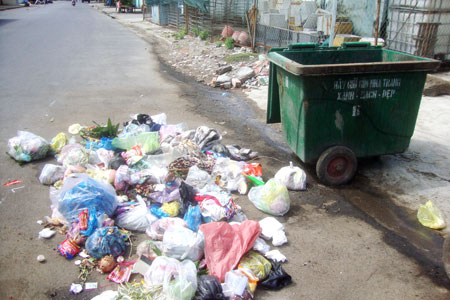 Xả rác ở lòng đường
