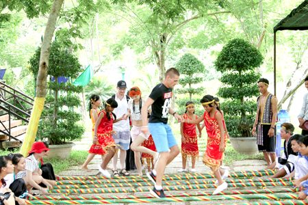Foreign tourists joining Sap dance in Yang Bay
