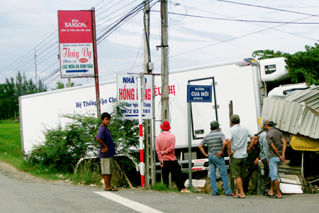 Xe đông lạnh tông vào quán nước