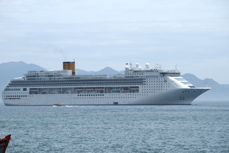 Tàu Costa Victoria trên vịnh Nha Trang.