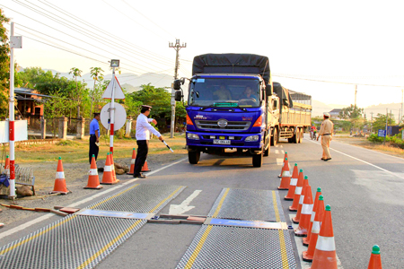 Tiếp tục đẩy mạnh việc cân tải trọng bằng bộ cân lưu động. Ảnh M.H