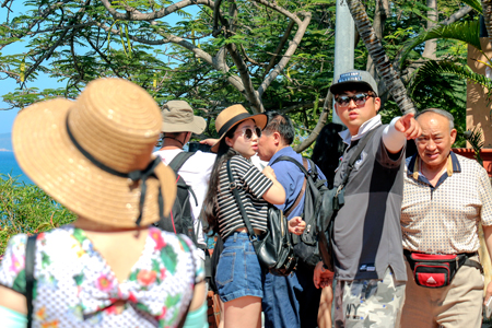 Một hướng dẫn viên người Trung Quốc hướng dẫn du khách tham quan TP. Nha Trang.