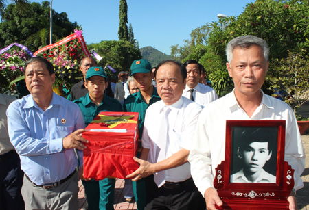 Quy tập 3 hài cốt liệt sĩ về Nghĩa trang liệt sĩ Hòn Dung