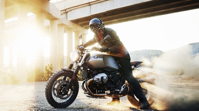 BMW RnineT Scrambler 2017 sở hữu thiết kế cổ điển nhưng không kém phần hiện đại.