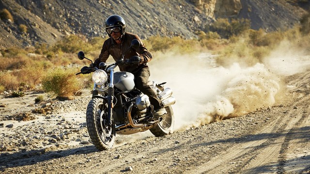 BMW RnineT Scrambler 2017 phù hợp với những quý ông lịch lãm, bụi bặm.