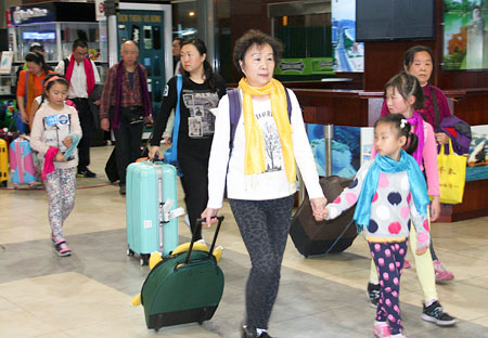 Khách du lịch Trung Quốc tại Sân bay Cam Ranh. Ảnh BKH