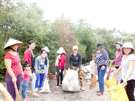 Chị Duyên (thứ hai từ phải qua)  cùng đội thu gom rác