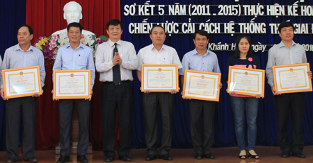 Ông Trần Sơn Hải trao bằng khen của UBND tỉnh cho các cá nhân. 