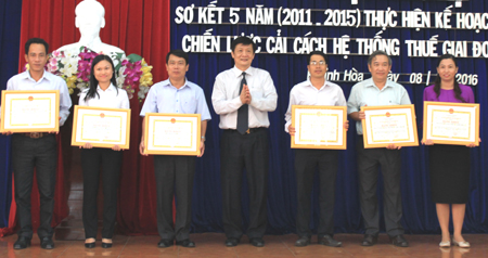 Ông Trần Sơn Hải trao bằng khen của UBND tỉnh cho các tập thể. 