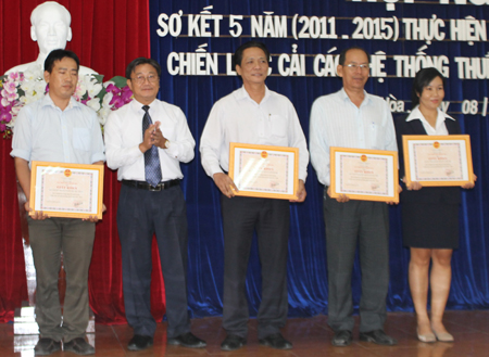 Ông Nguyễn Xuân Dũng – Cục trưởng Cục Thuế tỉnh tặng giấy khen cho các tập thể. 