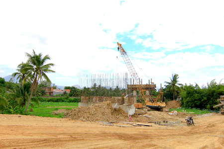 Khu vực cầu vượt đường sắt bị vướng mặt bằng nên thi công dở dang