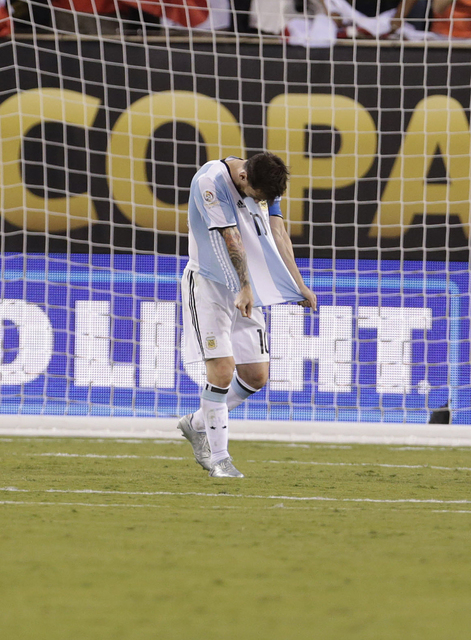 Messi giằng xé bản thân vì cho rằng mình là nguyên nhân chính khiến Argentina bại trận