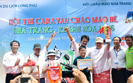 Ban tổ chức trao giải nhất