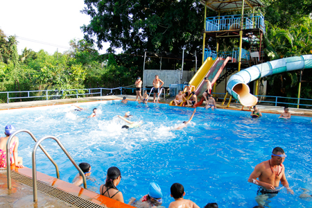 Một góc hồ dùng trong trò chơi trượt nước được tận dụng làm nơi dạy bơi hè