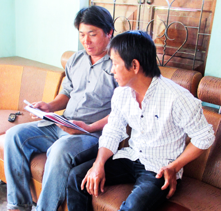 Ông Từng (bên trái) tuyên truyền giảm sinh cho nam giới