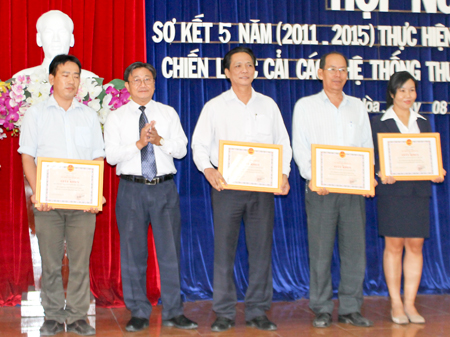 Ông Nguyễn Xuân Dũng - Cục trưởng Cục Thuế tỉnh trao giấy khen cho các đơn vị