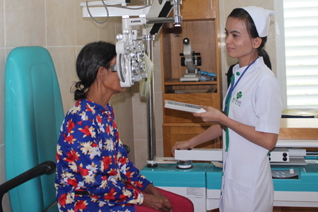 Khám, kiểm tra mắt cho người cao tuổi trước khi phẫu thuật.