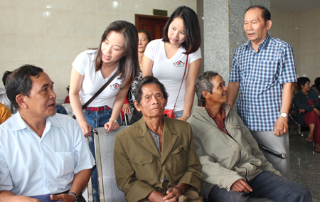 Đại diện Ban đại diện Hội Người cao tuổi tỉnh và nhà tài trợ động viên người cao tuổi trước khi phẫu thuật.  
