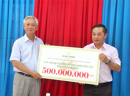 Ông Nguyễn Chiến Thắng (bìa trái) đại diện Quỹ Khuyến học, khuyến tài tỉnh tiếp nhận tiền tài trợ.