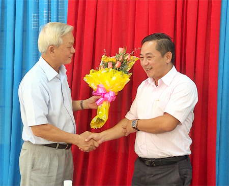 Ông Nguyễn Chiến Thắng tặng hoa cho nhà tài trợ.